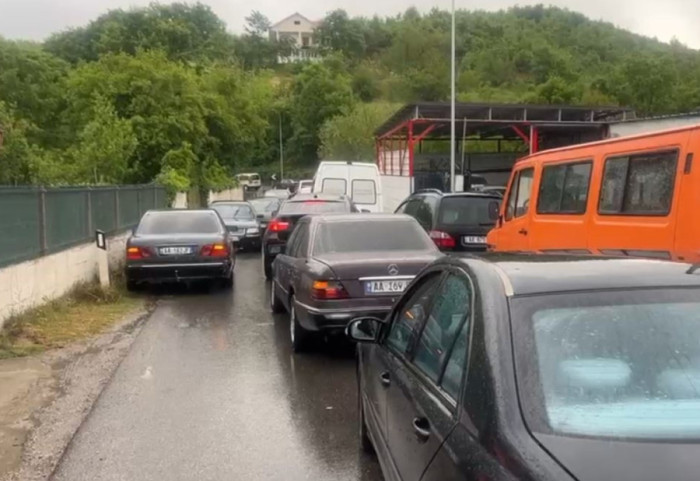 Aksident në Burrel- Klos, bllokohet qarkullimi. Radha e makinave 5 km