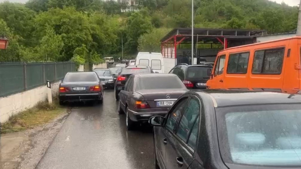 Aksident në Burrel- Klos, bllokohet qarkullimi. Radha e makinave 5 km