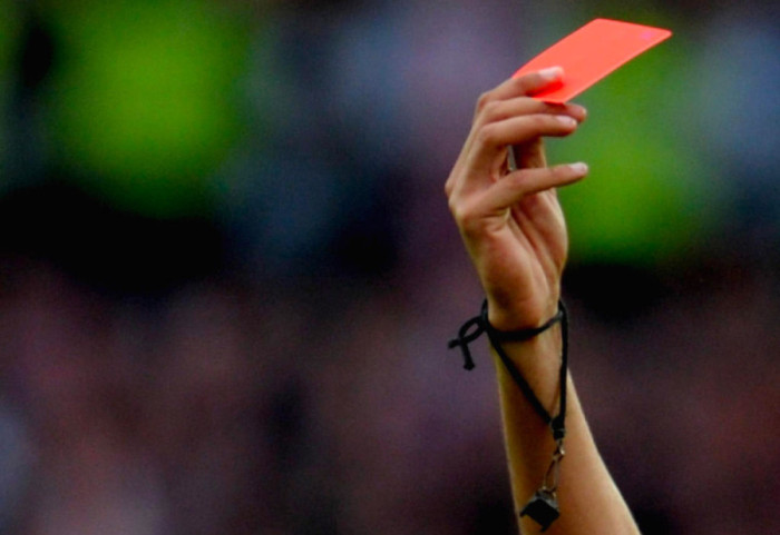 Çmenduri në futbollin e femrave: Arbitrja 16-vjeçare akordoi penallti, tifozët i rrahin familjen