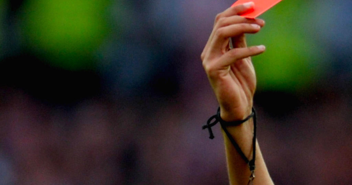 cmenduri-ne-futbollin-e-femrave-arbitrja-16-vjecare-akordoi-penallti-tifozet-i-rrahin-familjen