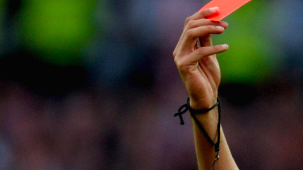 Çmenduri në futbollin e femrave: Arbitrja 16-vjeçare akordoi penallti, tifozët i rrahin familjen