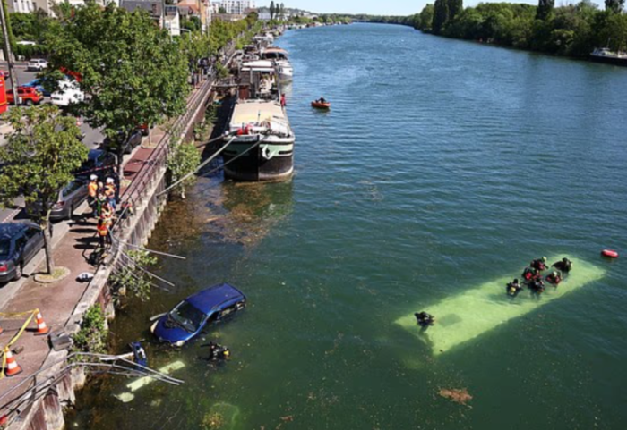Autobusi bie në lumin Sen në Paris