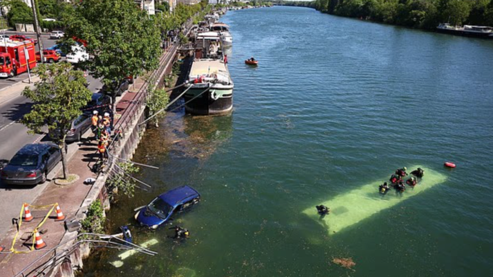 Autobusi bie në lumin Sen në Paris