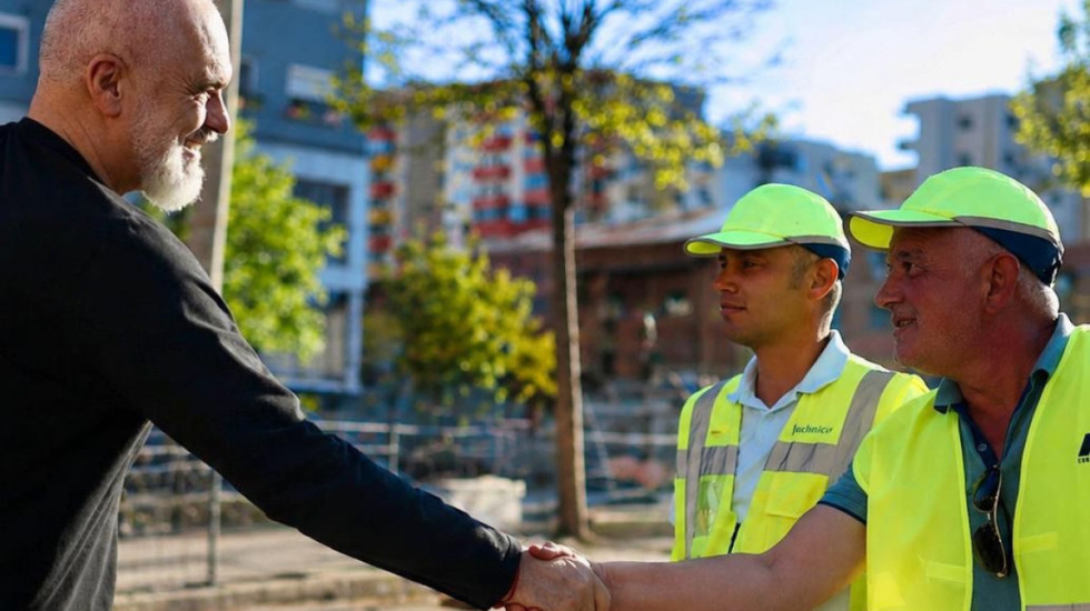 Rama poston foto me punonjësit e pastrimit dhe uron 1 Majin