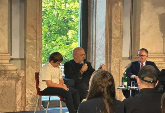 Rama në Berlin: Jam artisti më i mirë mes kryeministrave, dhe kryeministri më i mirë mes artistëve