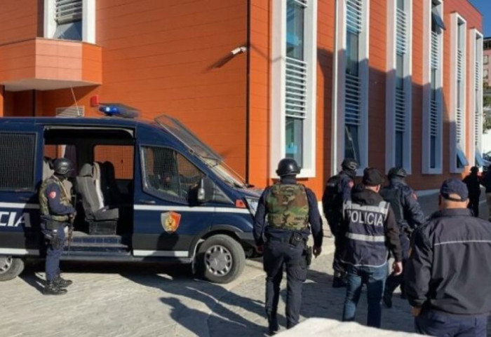Detajet e operacionit antidrogë në Elbasan: 26 të shoqëruar, sekuestrohen kokainë dhe kanabis