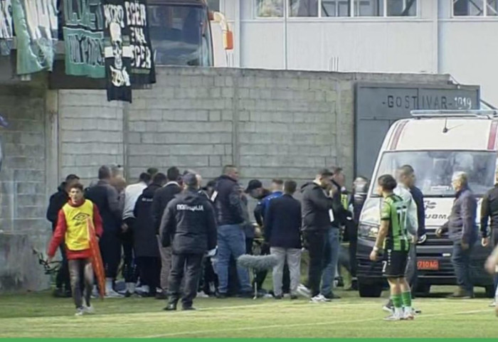 Tifozi shqiptar bie nga tribuna, dërgohet në spital