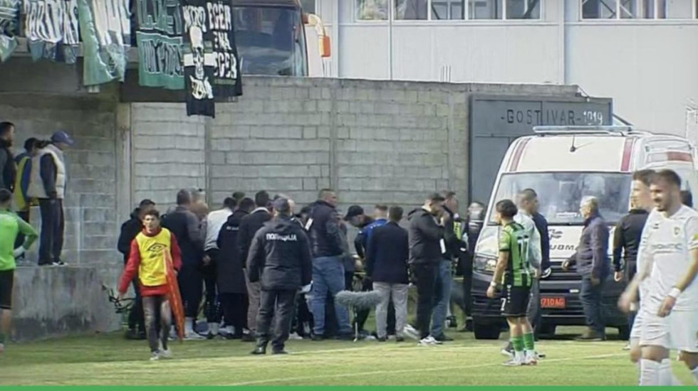 Tifozi shqiptar bie nga tribuna, dërgohet në spital