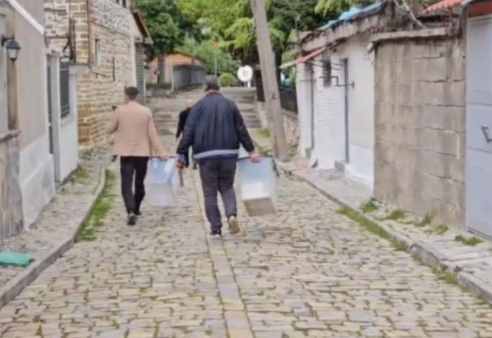 Pezullohet votimi për kreun e PD në Korçë, komisionerët marrin kutitë dhe ikin...