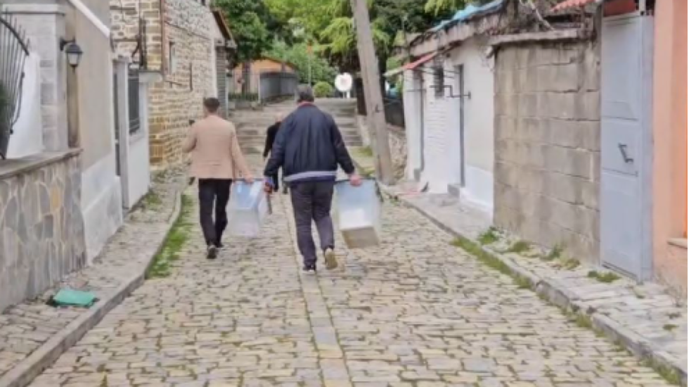 Pezullohet votimi për kreun e PD në Korçë, komisionerët marrin kutitë dhe ikin...