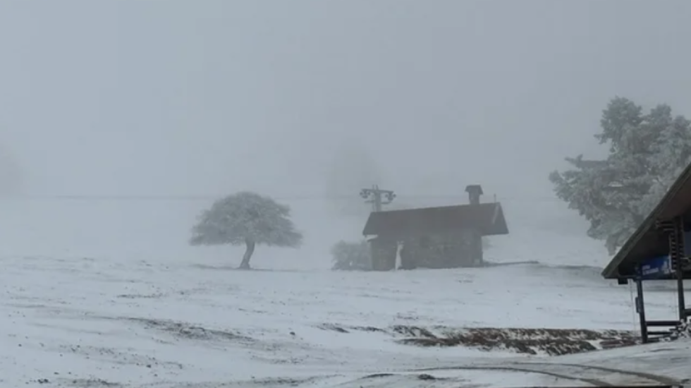 Zona të Greqisë mbulohen nga bora, temperaturat shkojnë minus