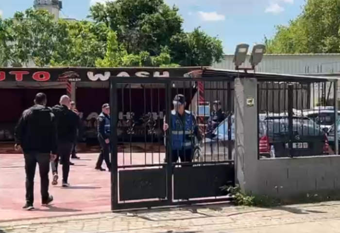 Sherr me thika në lavazh, plagoset i riu në Fier
