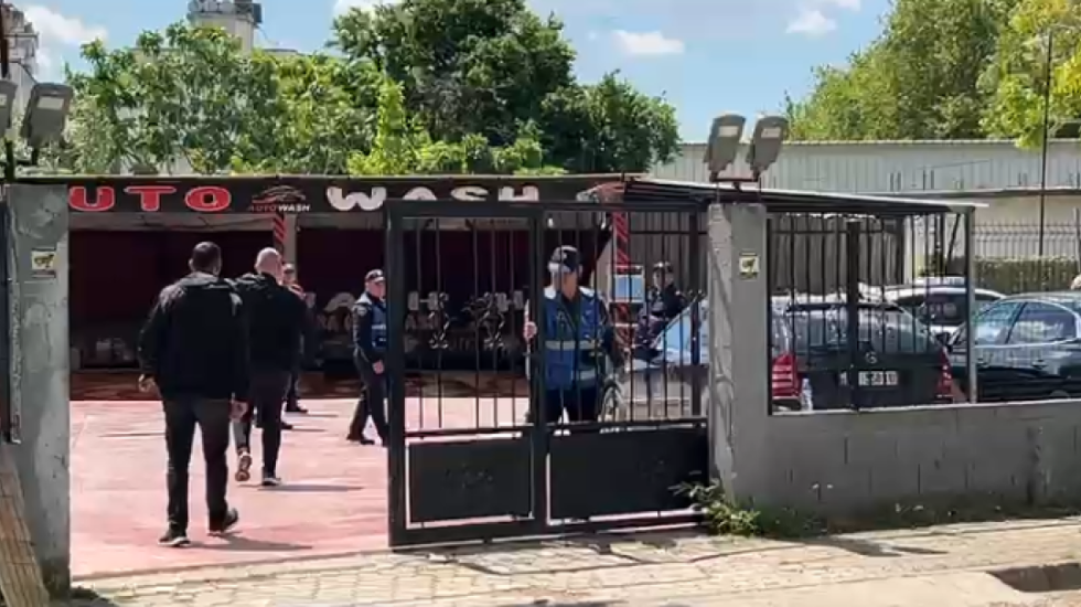 Sherr me thika në lavazh, plagoset i riu në Fier