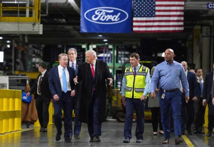 Trump thirrje gjigandëve amerikanë Ford dhe GM: Lërini makinat, prodhoni armë