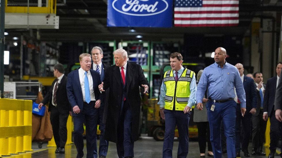 Trump thirrje gjigandëve amerikanë Ford dhe GM: Lërini makinat, prodhoni armë