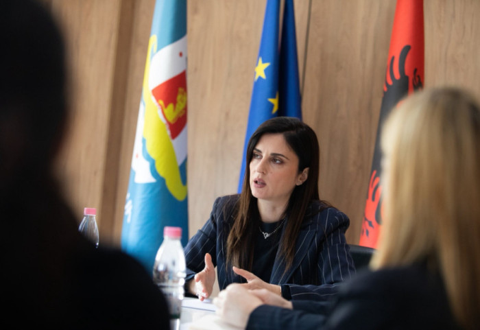 “Humbja e dy engjëjve, dhimbje për gjithë Durrësin”, kryebashkiakja Sako kërkon reflektim pas aksidentit