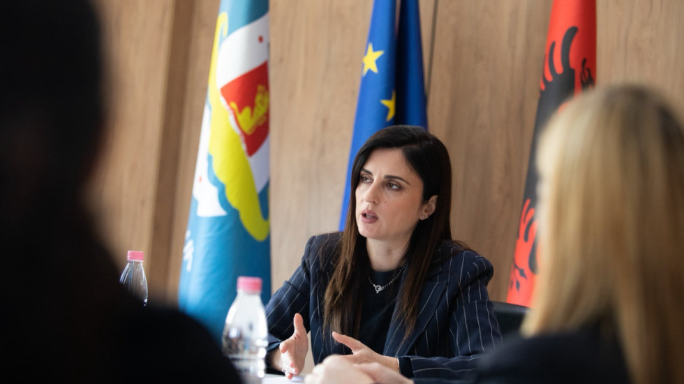 “Humbja e dy engjëjve, dhimbje për gjithë Durrësin”, kryebashkiakja Sako kërkon reflektim pas aksidentit