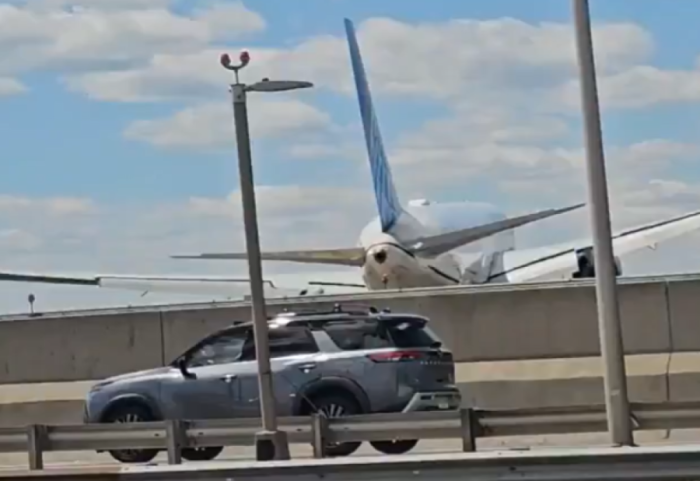 VIDEO/ Me 221 pasagjerë në bord, avioni i nisur nga Italia përplaset me kamionin para se të ulej në pistë