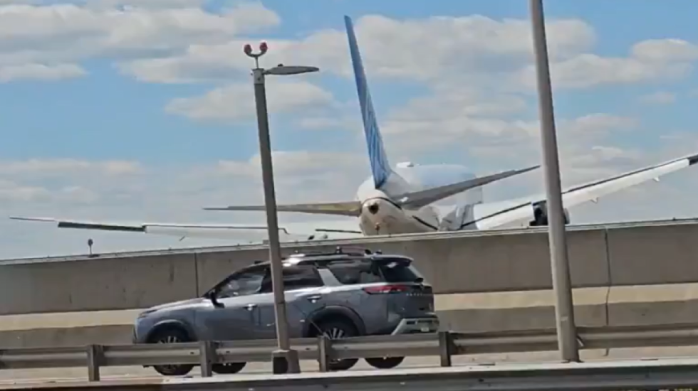 VIDEO/ Me 221 pasagjerë në bord, avioni i nisur nga Italia përplaset me kamionin para se të ulej në pistë