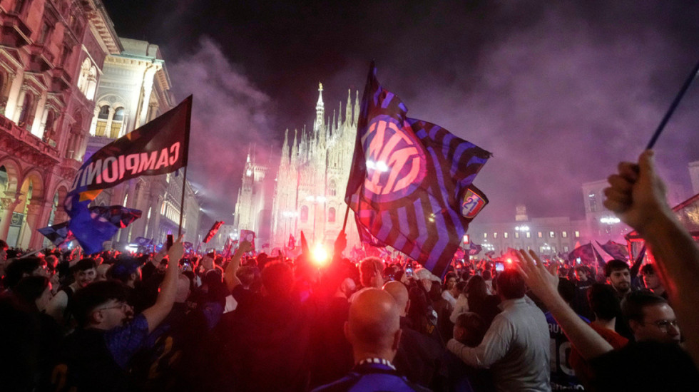 Deri në 2 të mëngjesit, lojtarët dhe tifozët e Interit festojnë në Duomo titullin kampion