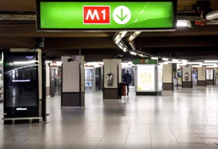 Një person hidhet mbi shinat e metrosë në Milano, disa të plagosur nga frenimi i fortë