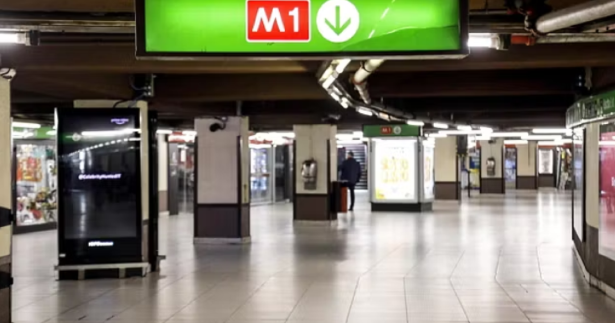 nje-person-hidhet-mbi-shinat-e-metrose-ne-milano-disa-te-plagosur-nga-frenimi-i-forte