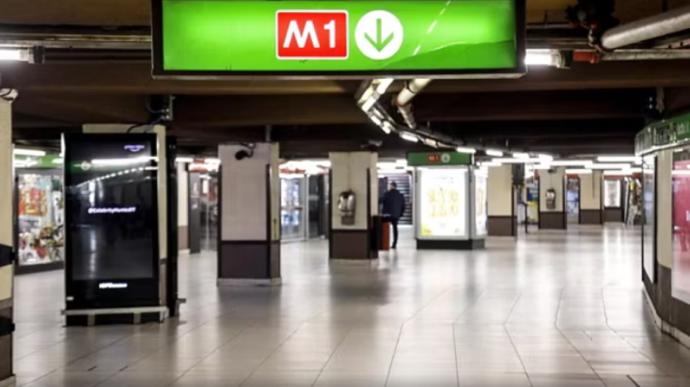 Një person hidhet mbi shinat e metrosë në Milano, disa të plagosur nga frenimi i fortë