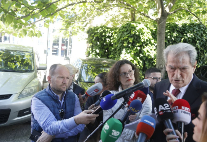 “Ka të penduar që duhen mbrojtur”, Berisha zbulon pse po mbahet sekret dosja “Balluku”