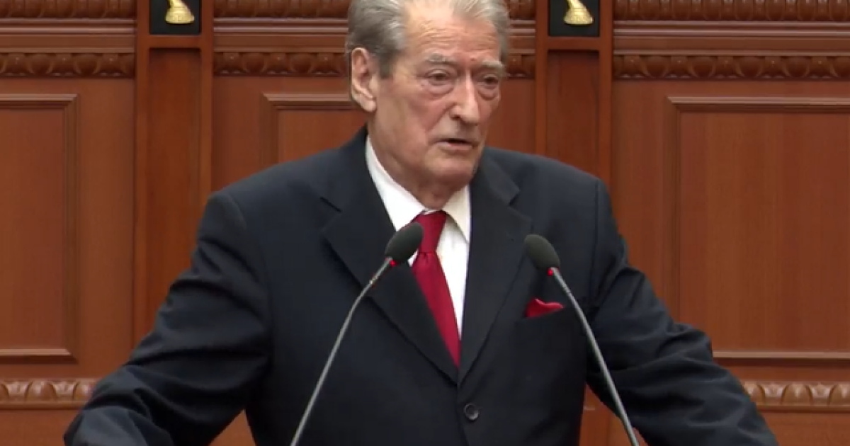  Ju meritoni të gjithë mbiemrin Balluku   Berisha sulmon mazhorancën  Ju vetëm vidhni  shqiptarët largohen