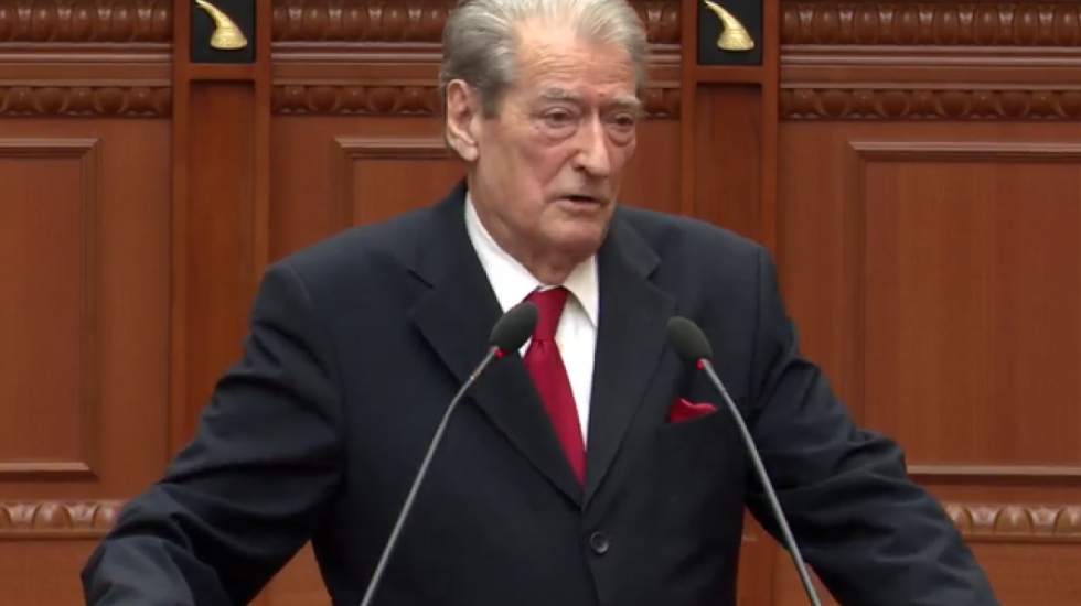 “Ju meritoni të gjithë mbiemrin Balluku”, Berisha sulmon mazhorancën: Ju vetëm vidhni, shqiptarët largohen