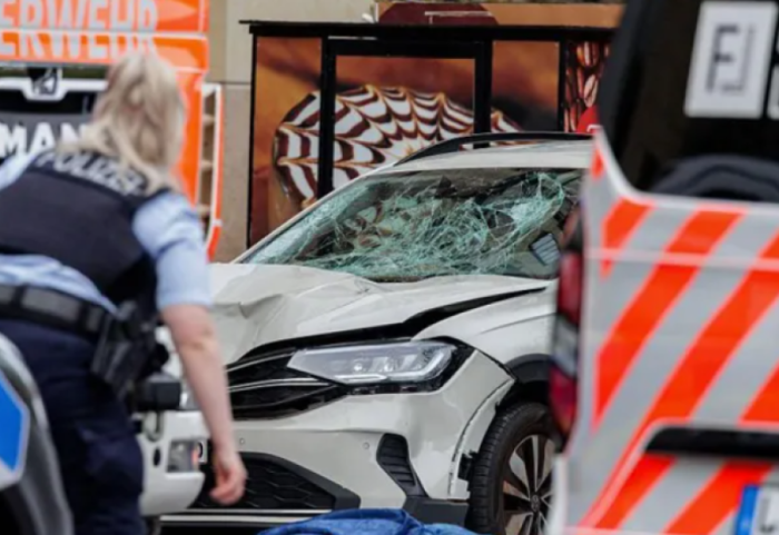 Makina hyn mes turmës në qytetin gjerman, 2 viktima, të paqarta motivet