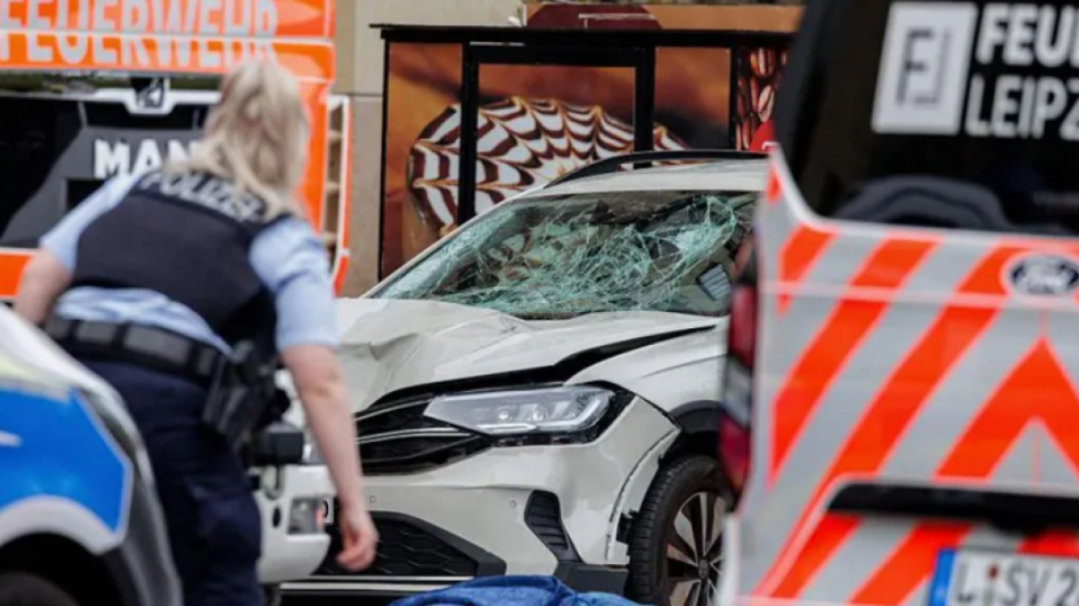 Makina hyn mes turmës në qytetin gjerman, 2 viktima, të paqarta motivet