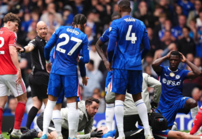 Panik në Premier League, futbollisti i Chelsea bie pa ndjenja në fushë