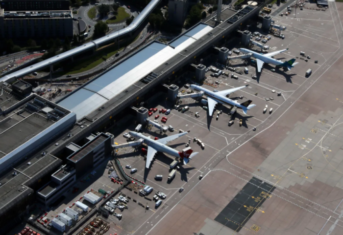 Ndjekje si në filma nga policia, aksident pranë aeroportit të Mançesterit, kaos në terminal