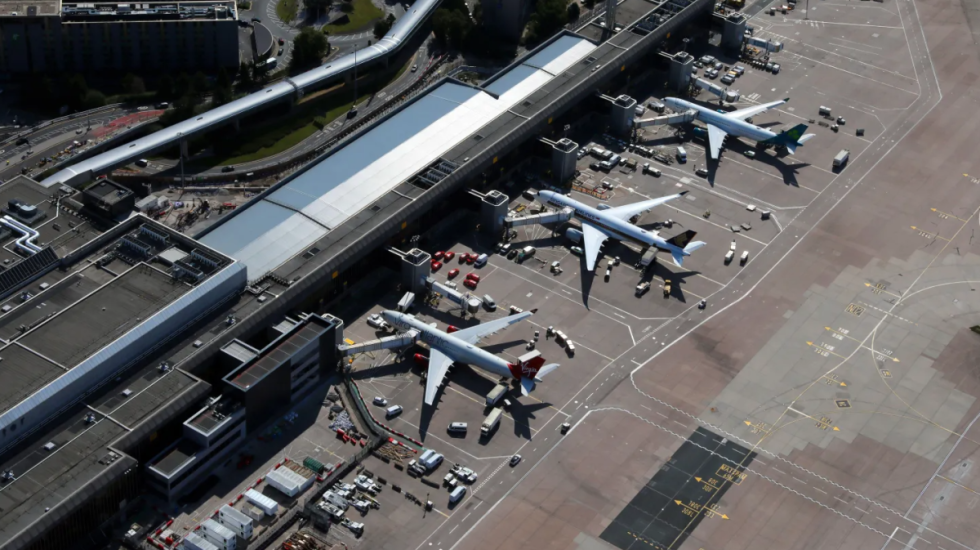 Ndjekje si në filma nga policia, aksident pranë aeroportit të Mançesterit, kaos në terminal