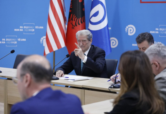 “Gonzato sillet si ambasadori i Ramës”, Berisha sulmon ambasadorin e BE-së në Tiranë: PD pro integrimit