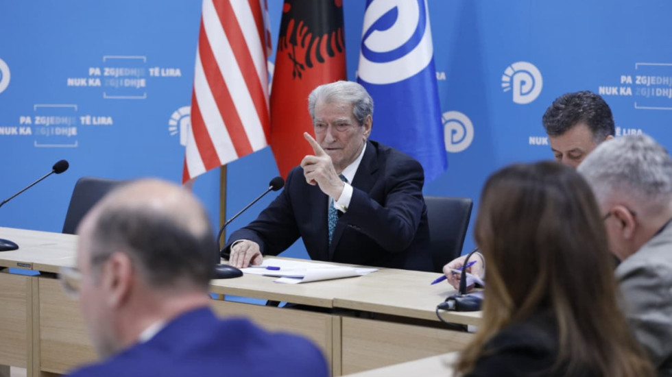 “Gonzato sillet si ambasadori i Ramës”, Berisha sulmon ambasadorin e BE-së në Tiranë: PD pro integrimit