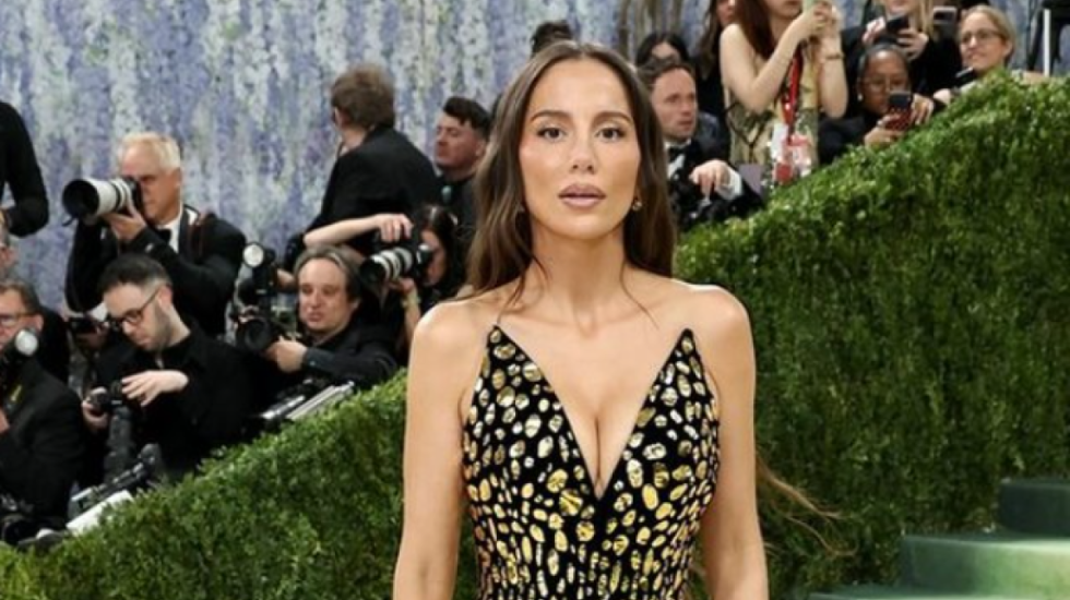 Një yll i vërtetë, shqiptarja shkëlqen mes VIP-ave të Met Gala