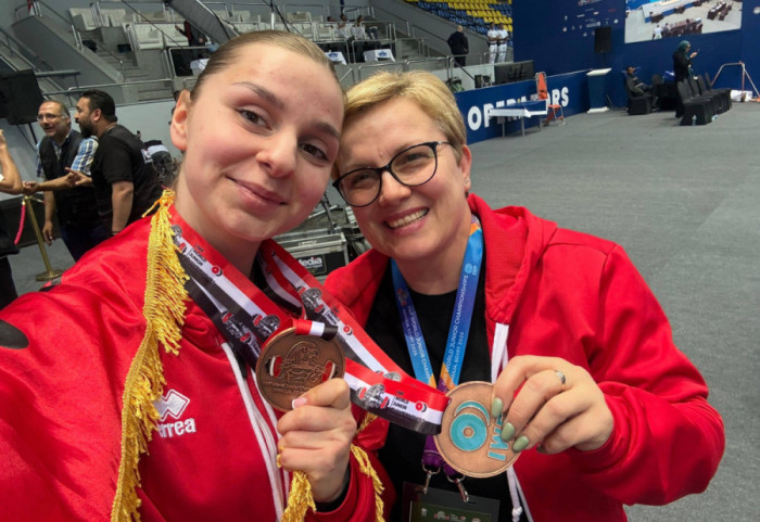 Carja shkëlqen në Botërorin e peshëngritjes, i dhuron Shqipërisë dy medalje bronzi në Egjipt