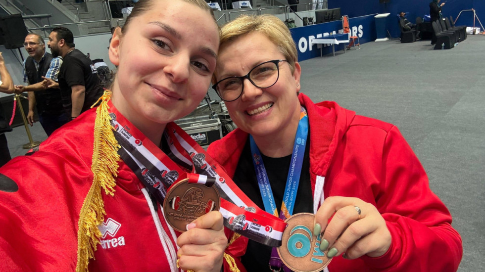 Carja shkëlqen në Botërorin e peshëngritjes, i dhuron Shqipërisë dy medalje bronzi në Egjipt