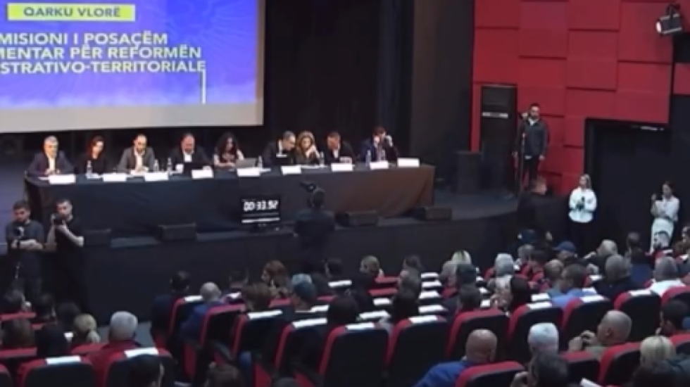 Reforma territoriale në fokus, Mazniku dhe Boçi përplasen në Vlorë për rolin e bashkive