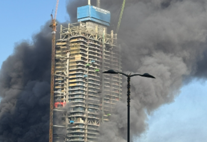 Shkrumbohet nga zjarri qiellgërvishtësi në ndërtim, në Dubai
