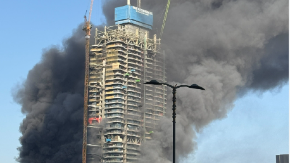 Shkrumbohet nga zjarri qiellgërvishtësi në ndërtim, në Dubai