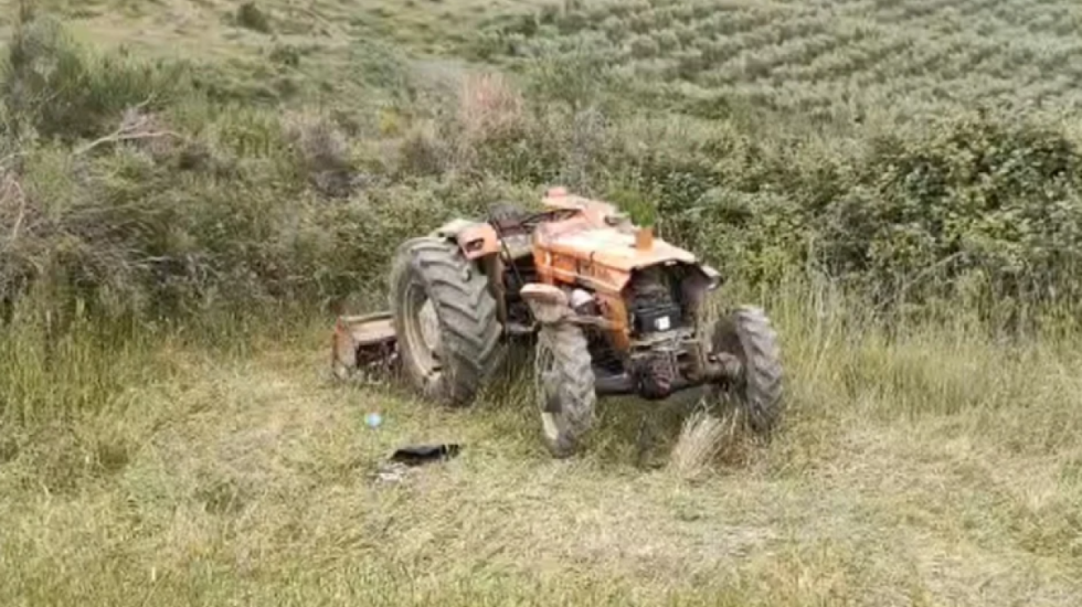 Traktori e zuri poshtë teksa punonte tokën, humb jetën 57-vjeçari në Divjakë