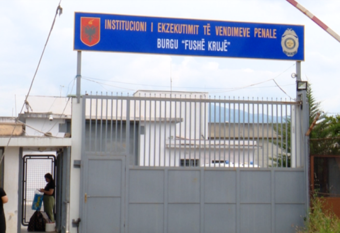 Drejtori i Burgjeve zbret në terren, aksion 'blic' në Fushë-Krujë, të dënuarve u gjenden telefona