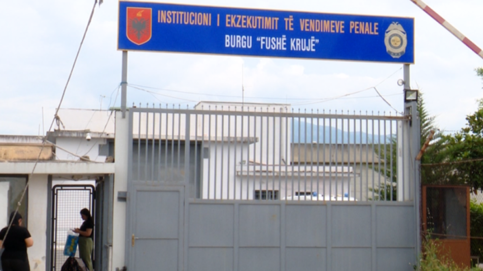 Drejtori i Burgjeve zbret në terren, aksion 'blic' në Fushë-Krujë, të dënuarve u gjenden telefona