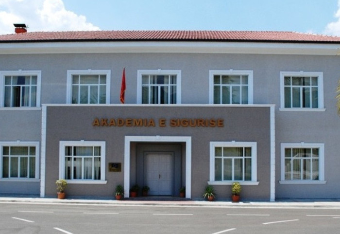 Tiranë, helmohen studentët e Akademisë së Sigurisë. Dyshohet ushqimi