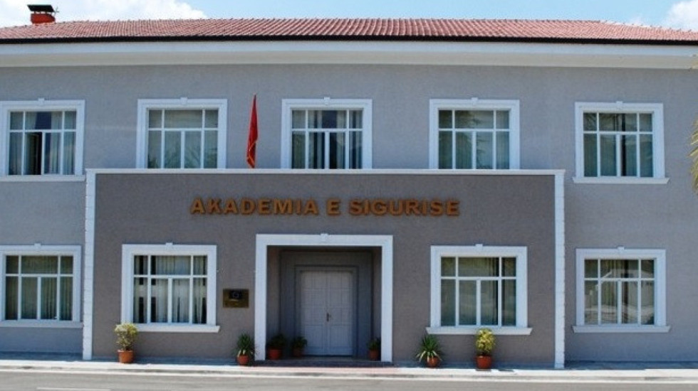 Tiranë, helmohen studentët e Akademisë së Sigurisë. Dyshohet ushqimi