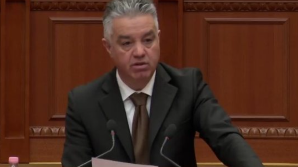 “E dhimbshme që Shqipëria nuk siguron asnjë gram naftë”, Bozdo përplaset me ministrin: Të kishim rezerva për 90 ditë