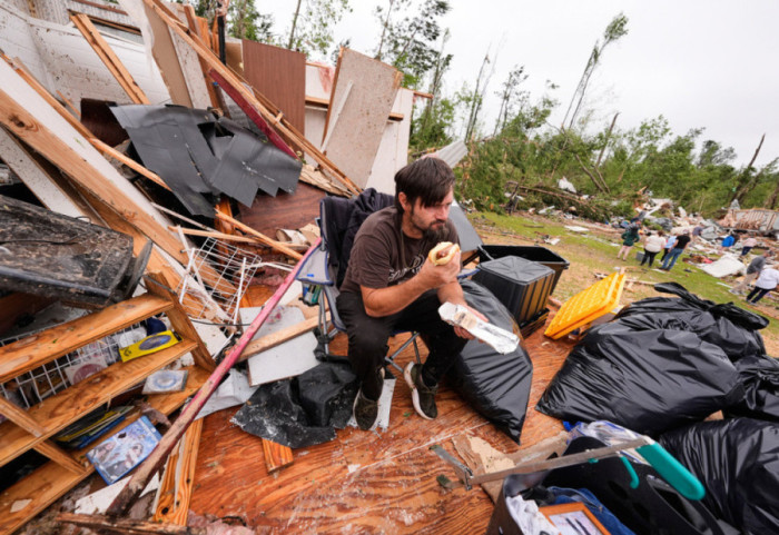 500 shtëpi të shkatërruara dhe mijëra njerëz pa energji, 14 tornado shkatërrojnë Misisipin